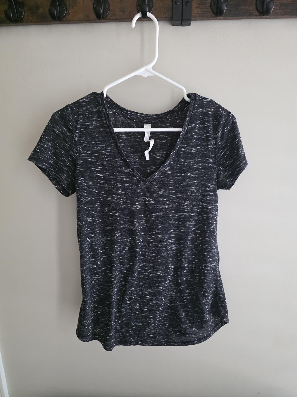 ALO Yoga Black Space-Dye V-Neck Short Sleeve Tee
